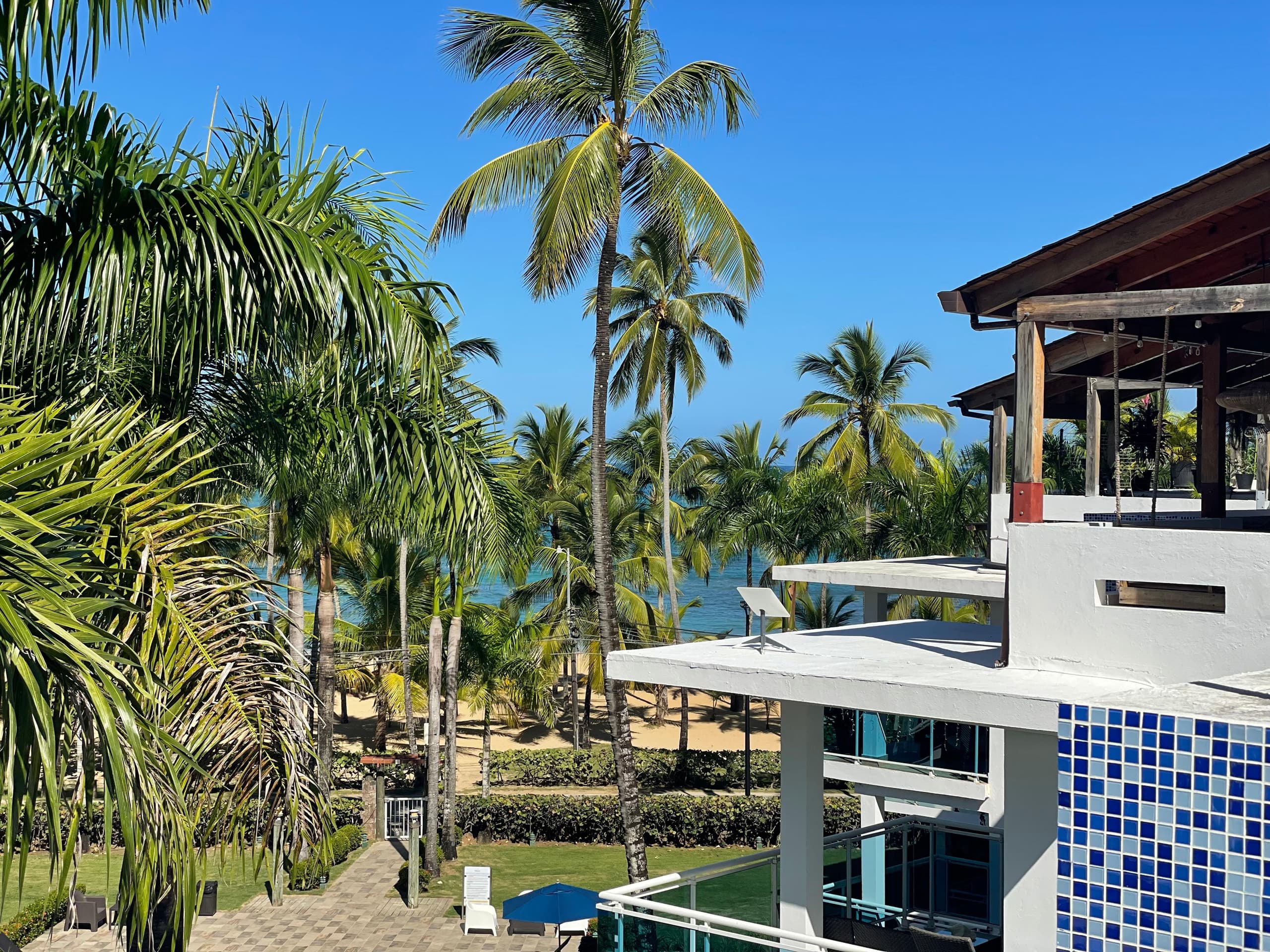 Penthouse de 2 habitaciones en una comunidad frente a la playa, ideal para remodelar en Las Ballenas, Las Terrenas — En venta