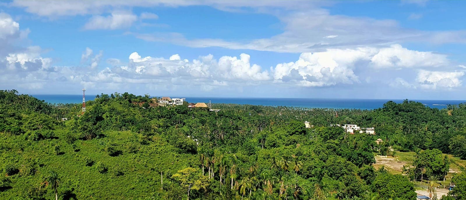 Pequeños pero asequibles solares con vista al mar en el centro del pueblo en La Ceiba, Las Terrenas — En venta