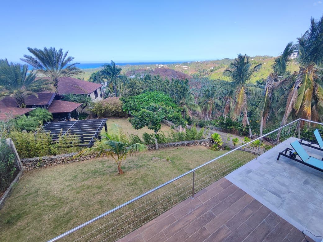 Villa con vista al mar en las colinas con costos de propietario muy bajos en Cosón, Las Terrenas — En venta