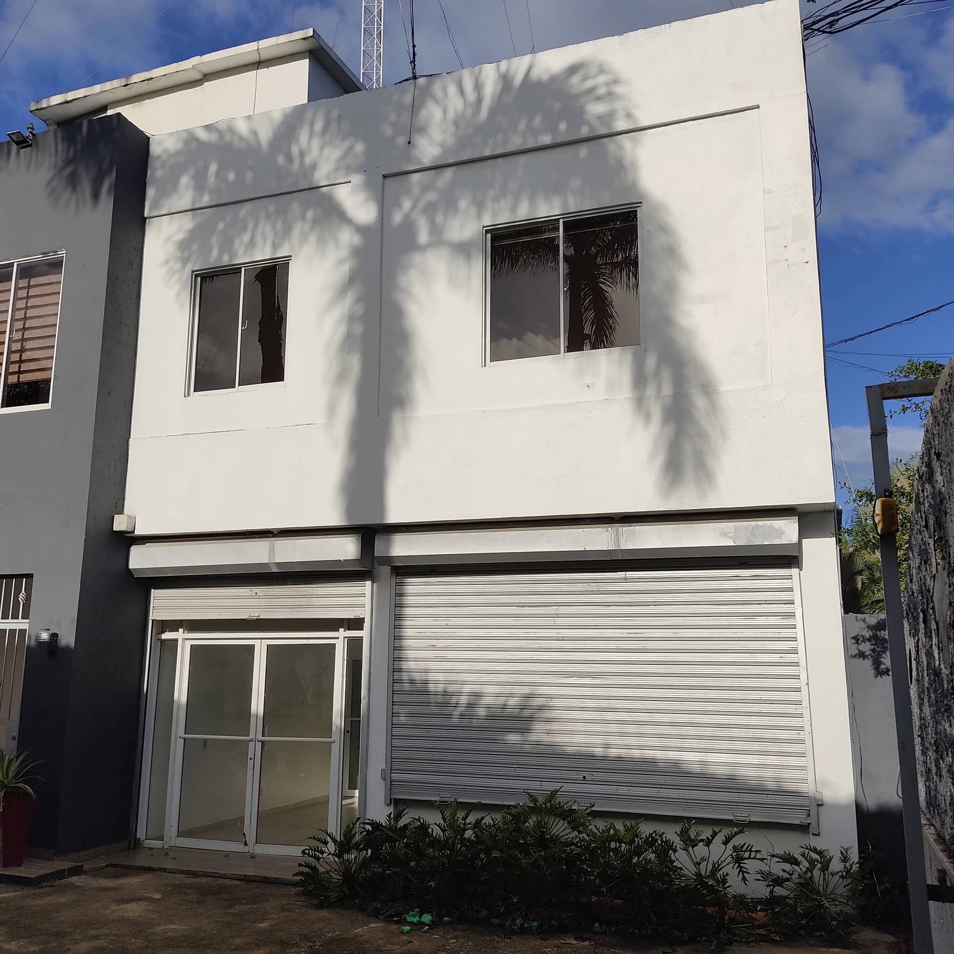 Edificio con local comercial en el centro en Center Town, Las Terrenas — En venta