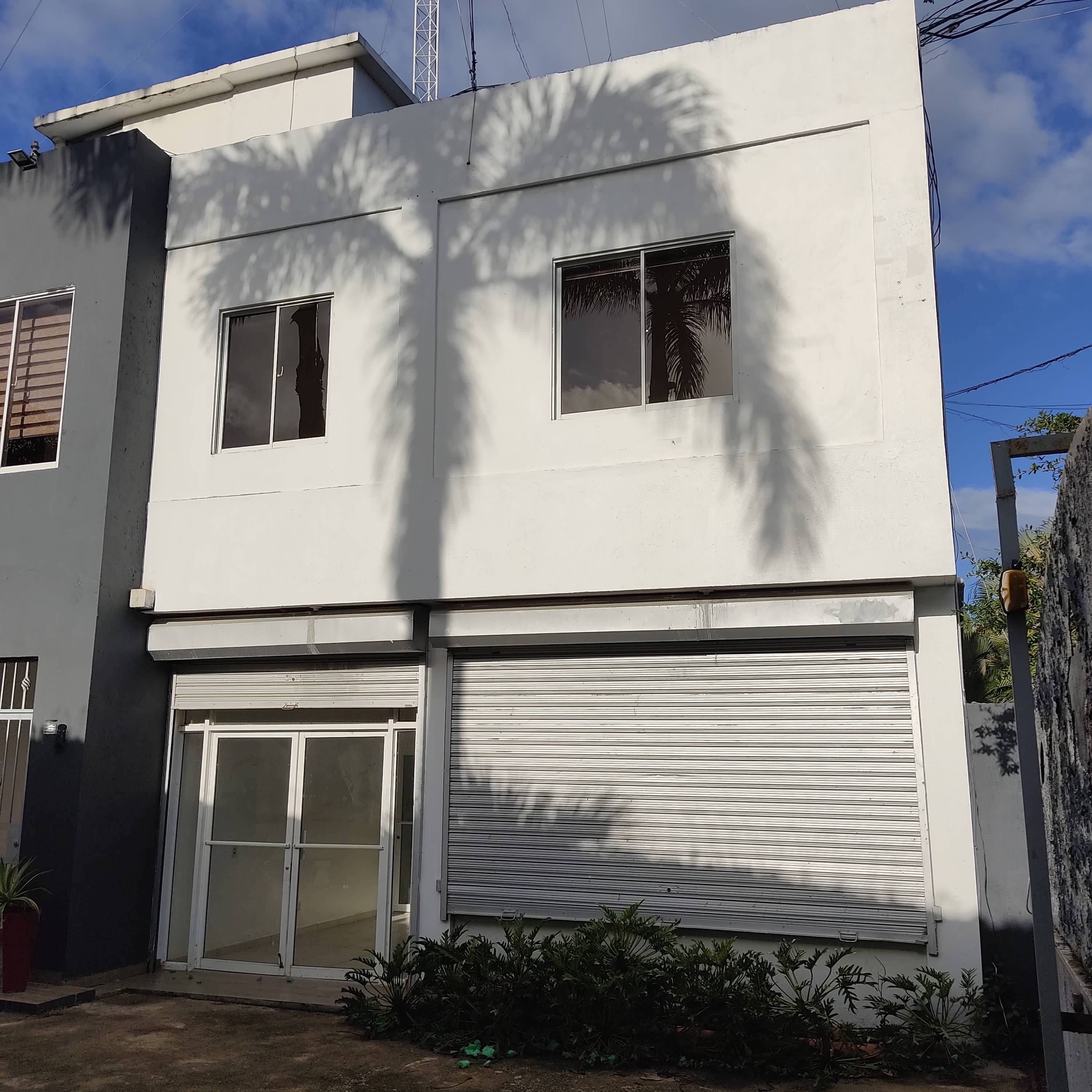 Building with commercial local in the center en Center Town, Las Terrenas — En venta
