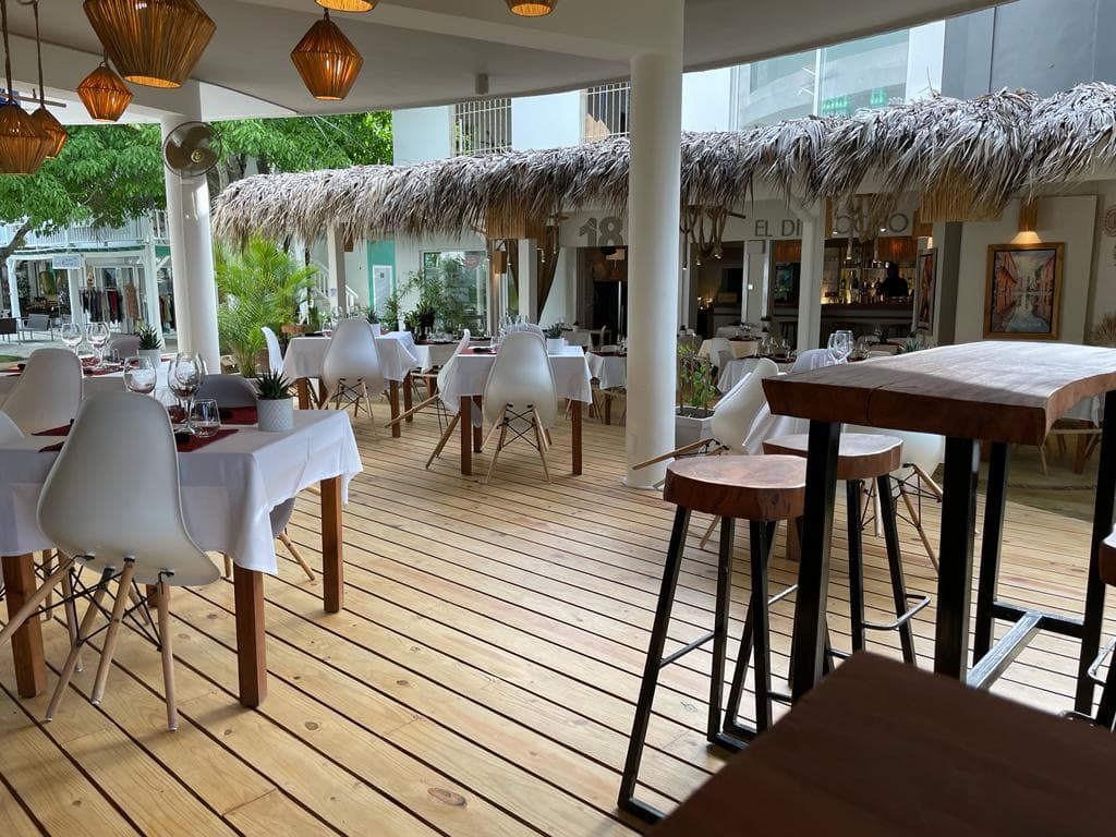 Oportunidad única para tener su propio negocio en Las Terrenas en Center Town, Las Terrenas — En venta