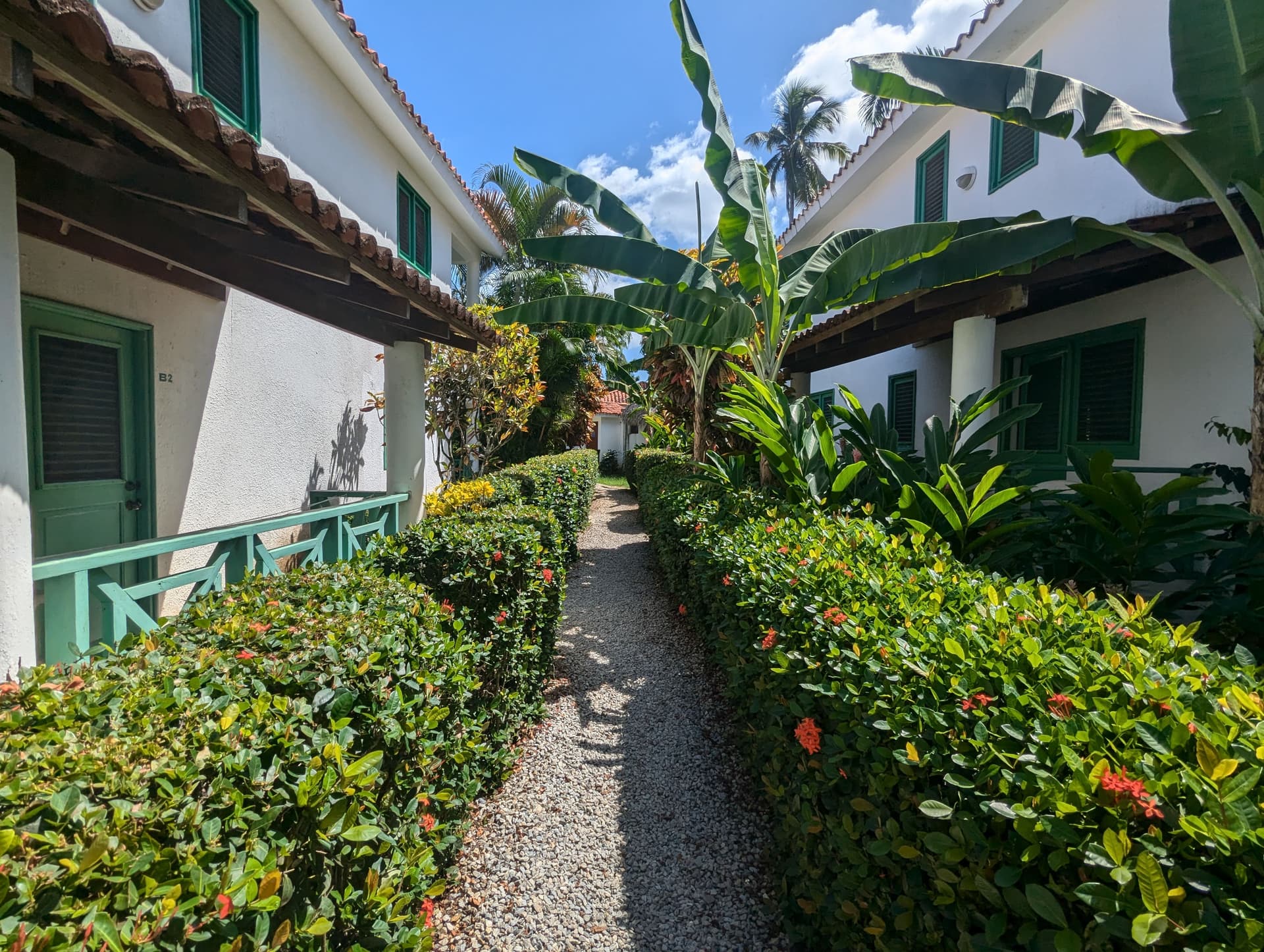 Acogedor alojamiento con 8 unidades, restaurante y espacio de oficina en Center Town, Las Terrenas — En venta