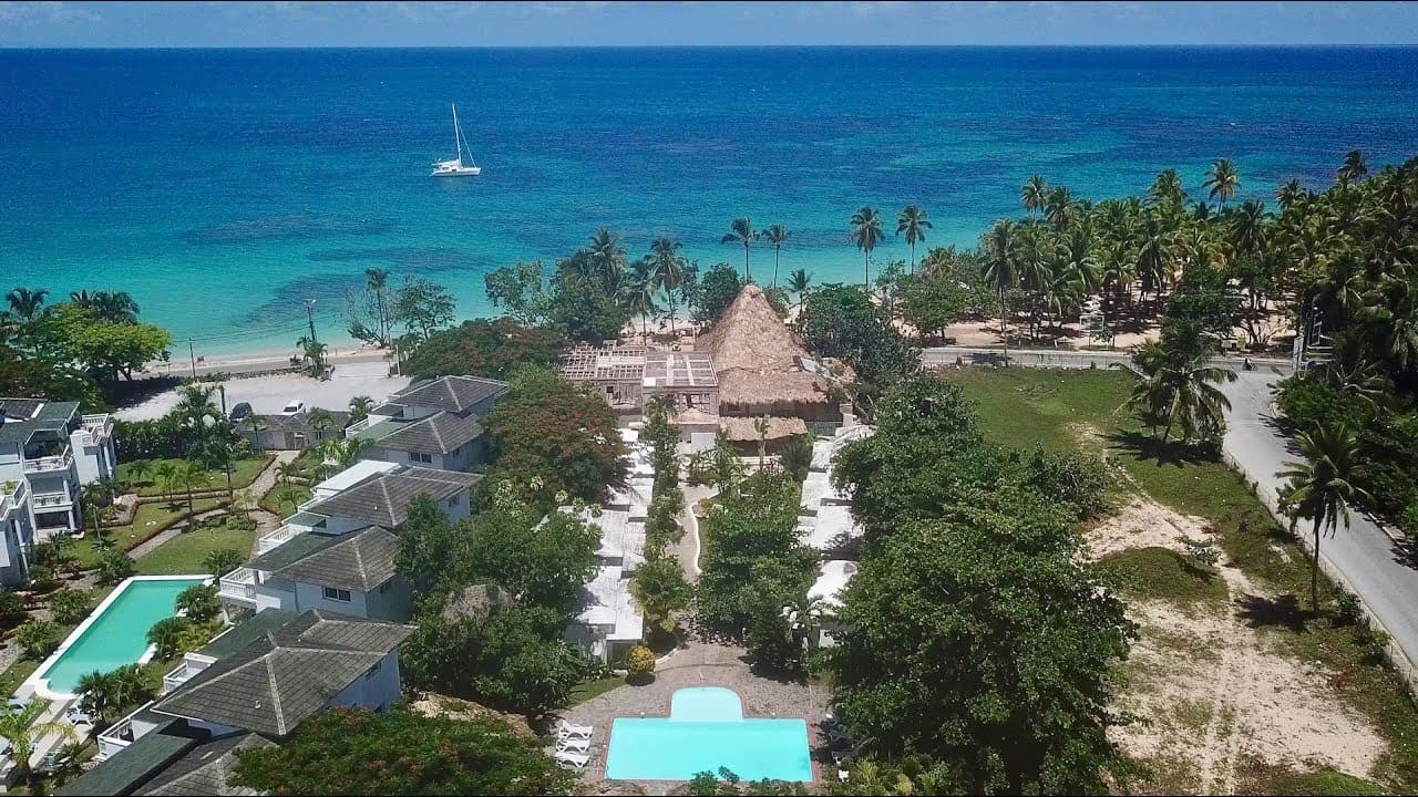 Hotel frente al mar con restaurante en Playa Popy en Punta Popy, Las Terrenas — En venta