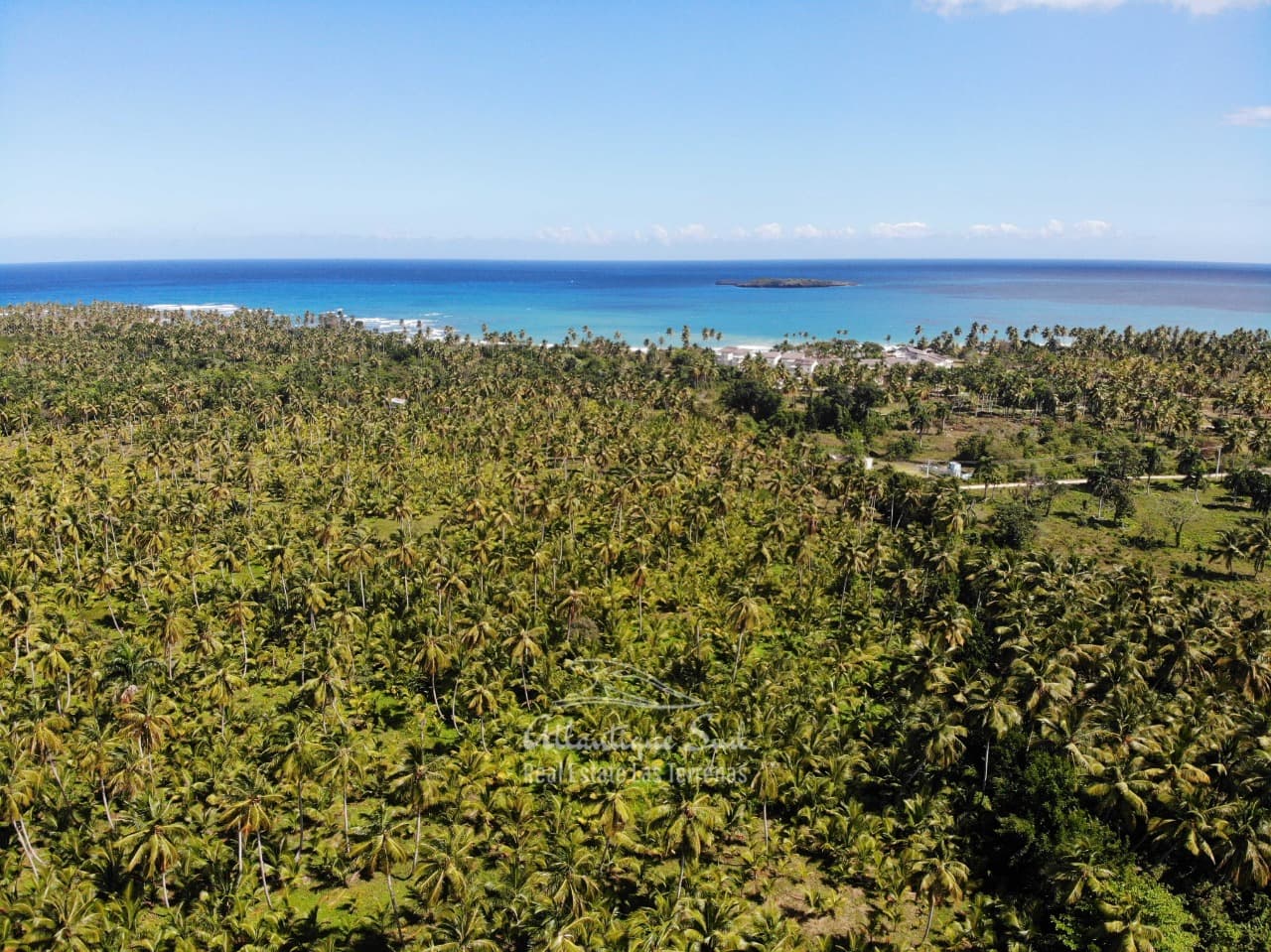 Extenso terreno plano junto a la playa en El Limón — En venta