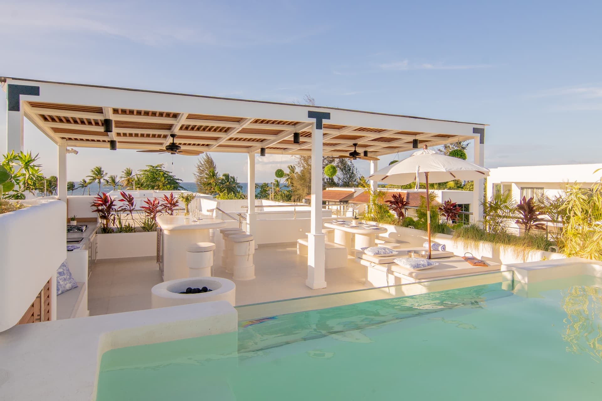 Penthouse boho-chic con oasis en la azotea a pasos de la playa en Punta Popy, Las Terrenas — En venta
