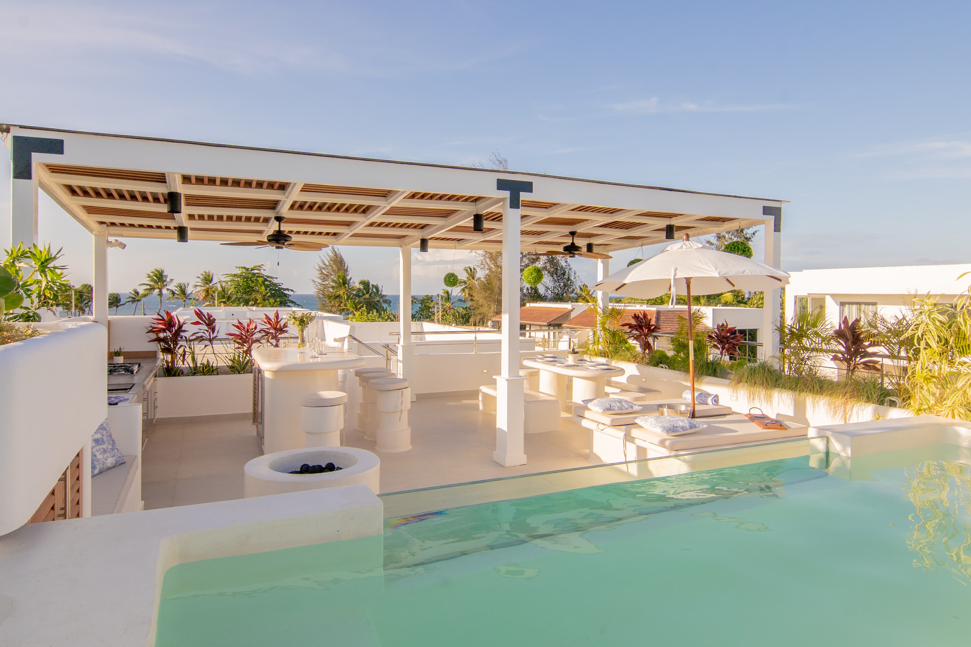 Boho-chic penthouse with rooftop oasis steps from the beach en Punta Popy, Las Terrenas — En venta