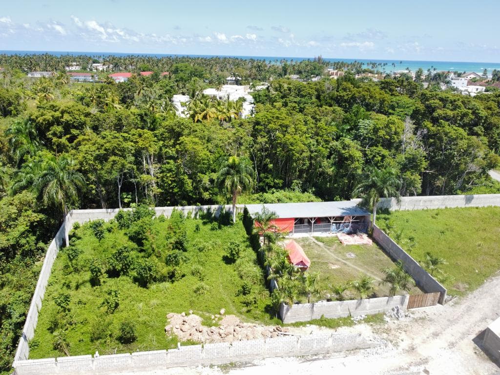 Flat lot perfect to build your future home steps from the beach en Las Ballenas, Las Terrenas — En venta