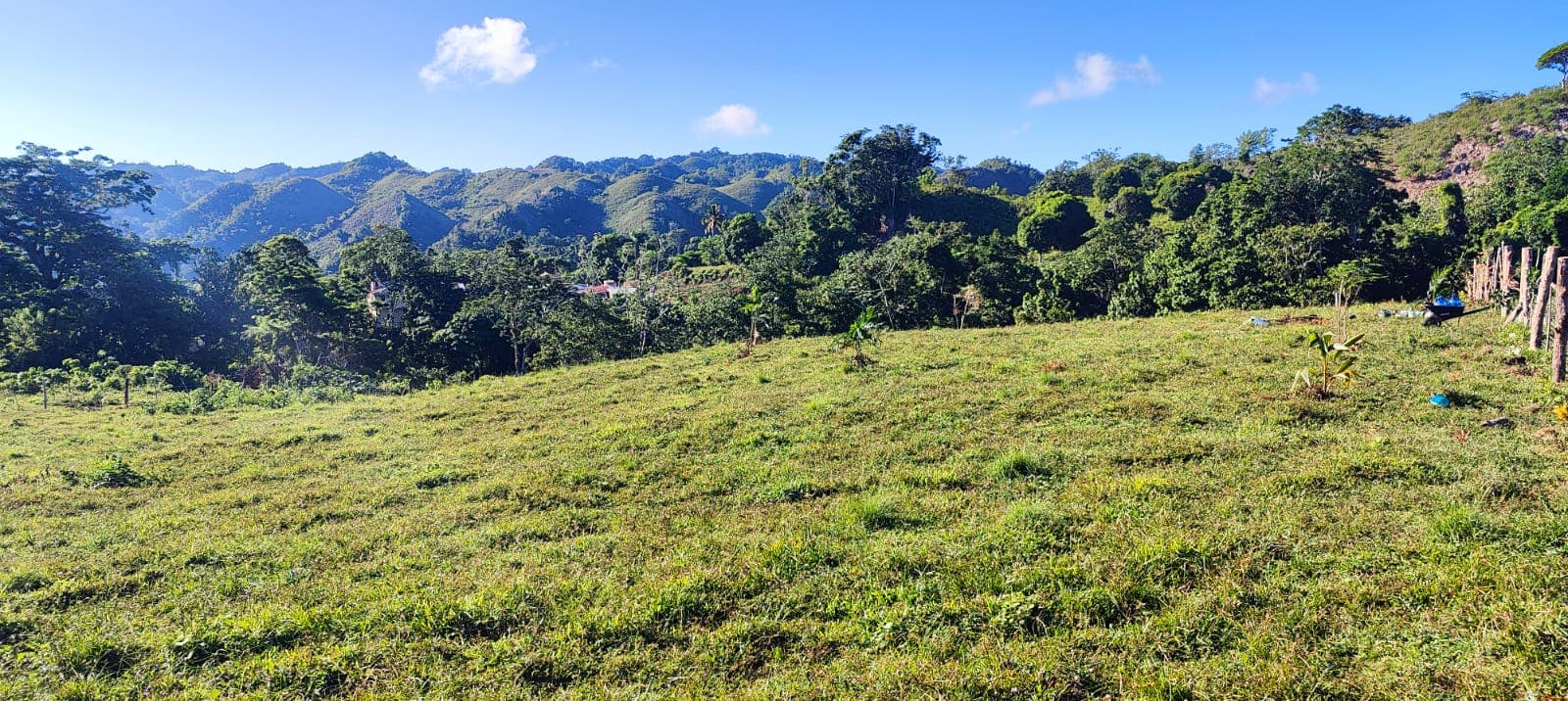 Lote con fuente natural y vista al mar en Los Puentes, Las Terrenas — En venta
