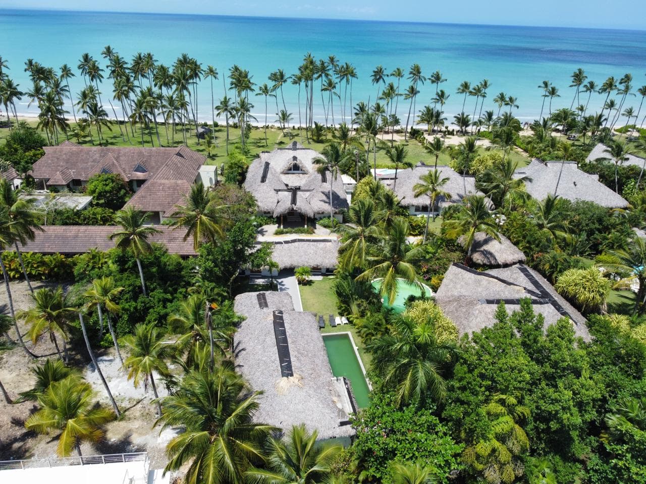 Villa caribeña de 5 habitaciones en comunidad frente a la playa en Cosón, Las Terrenas — En venta