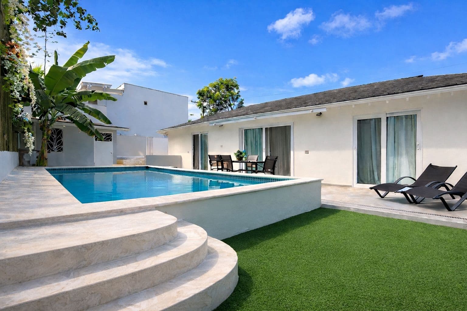 Encantadora villa renovada a pasos de la playa Punta Popy en Punta Popy, Las Terrenas — En venta