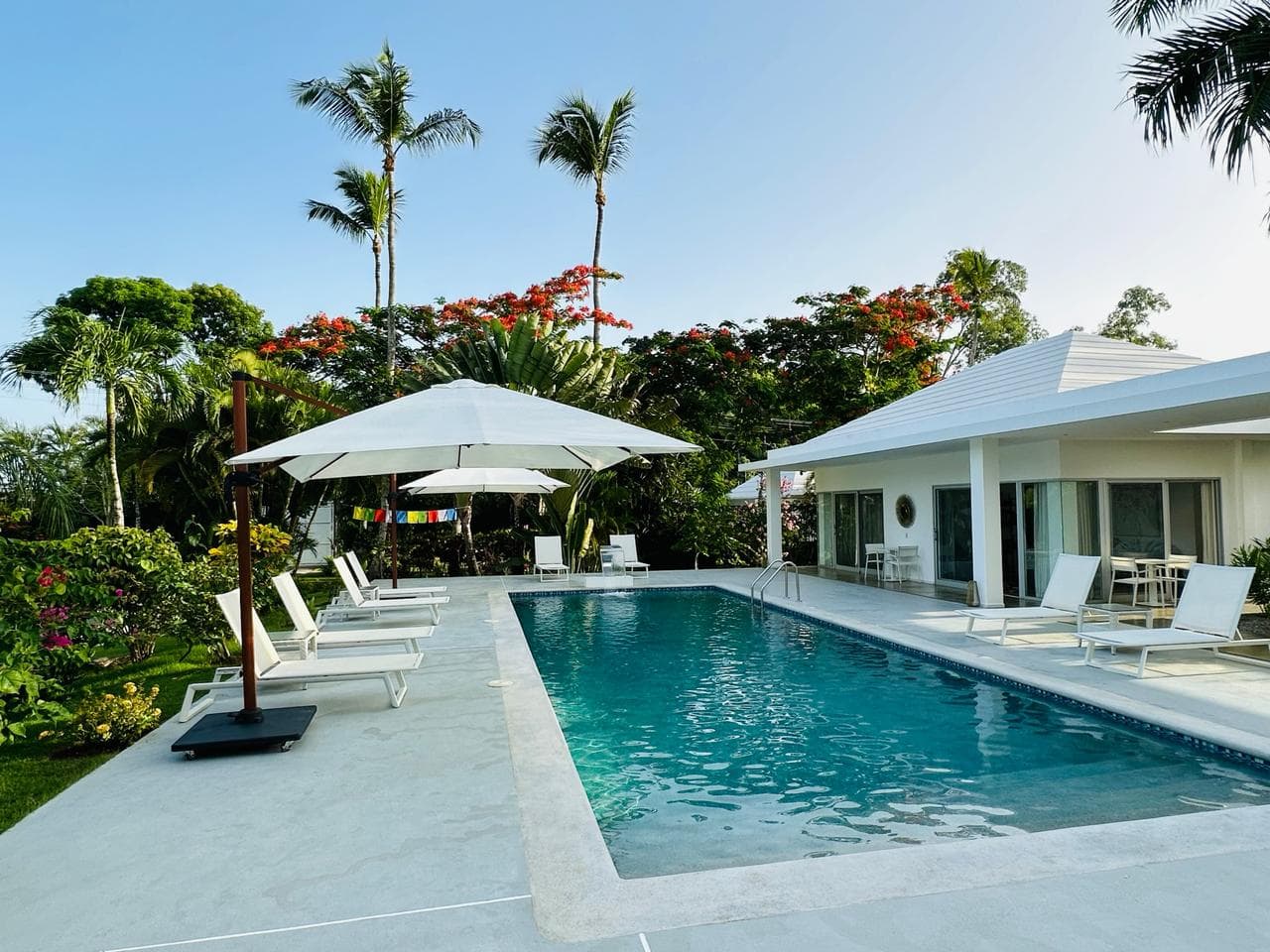 Hermosa villa de diseño minimalista en el centro de la ciudad en La Ceiba, Las Terrenas — En venta