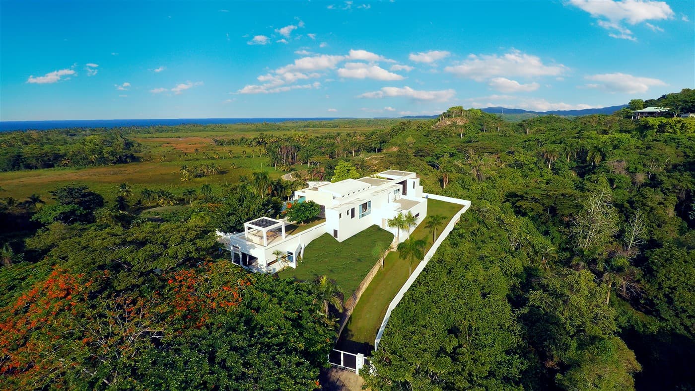 Villa moderna en pequeña colina con vista al mar en El Anclón, Las Terrenas — En venta