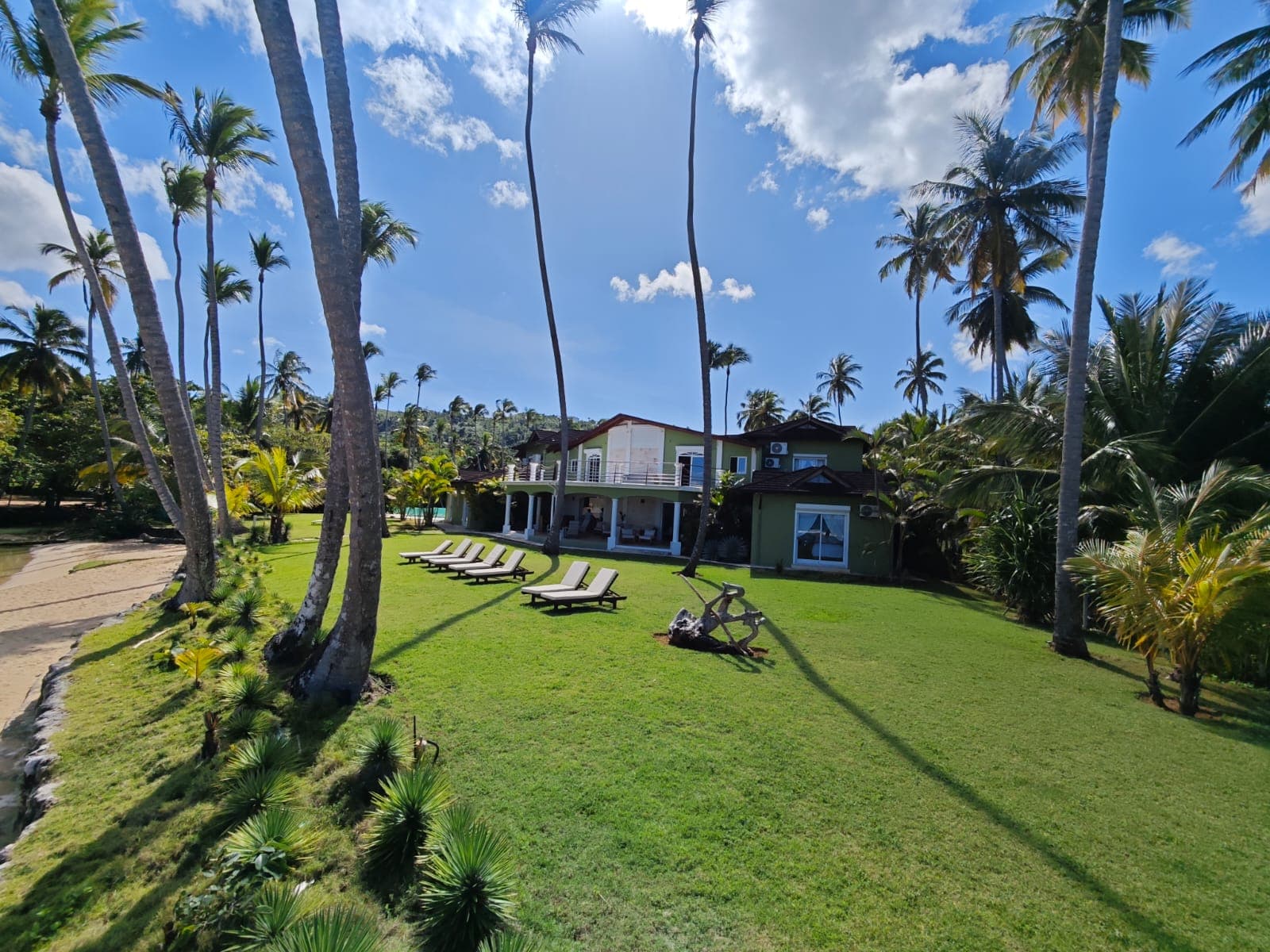Unique Beachfront Riverside Villa in Coson en Cosón, Las Terrenas — En venta